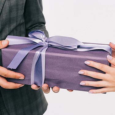 上司への結婚内祝い（結婚祝いのお返し）の選び方は？喜ばれるギフトと避けるべきマナー