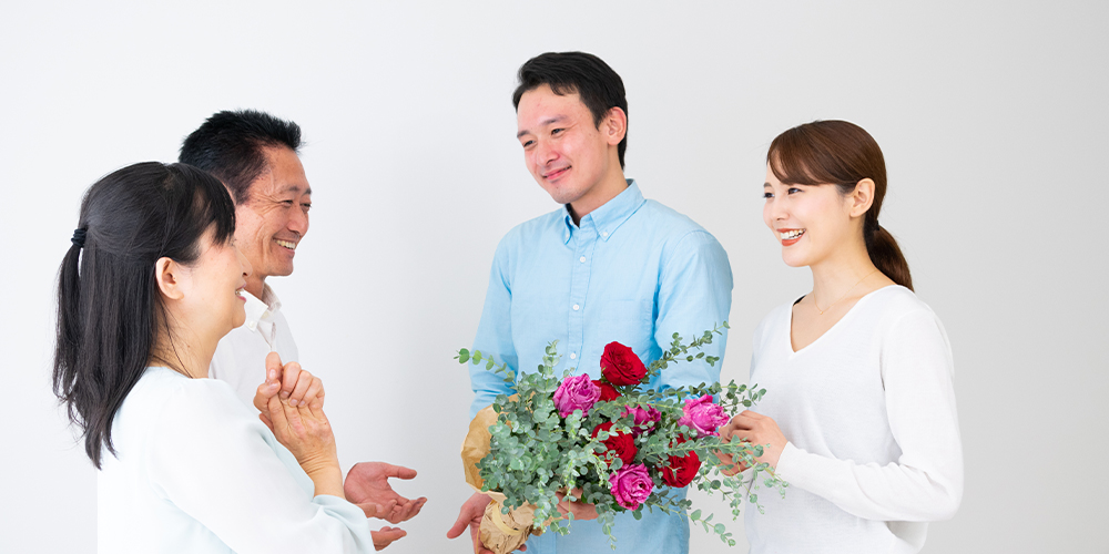 結婚祝いのお返しは両親・祖父母・兄弟にも必要?相場とおすすめギフトの選び方