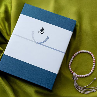 通夜で香典返しを贈ってもOK?当日返しの渡し方と基本マナー