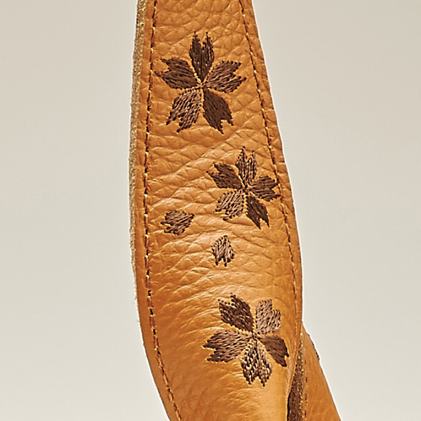 姫路レザー牛革刺繍トートバッグ キャメルのサムネイル画像1