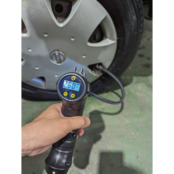 充電式エアーコンプレッサーのサムネイル画像2