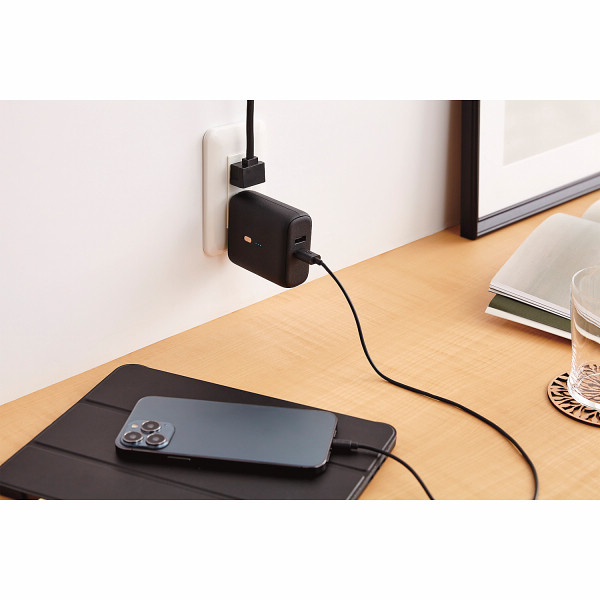 エレコム　モバイルバッテリー　ＡＣ一体型　５０００ｍＡｈ ブラックのサムネイル画像1