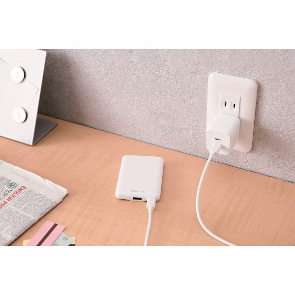 エレコム　モバイルバッテリー　５０００ｍＡｈ　最大１５Ｗ ホワイトのサムネイル画像1
