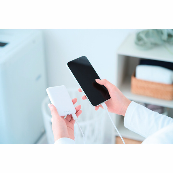 エレコム　モバイルバッテリー　５０００ｍＡｈ　最大１５Ｗ ホワイトのサムネイル画像2