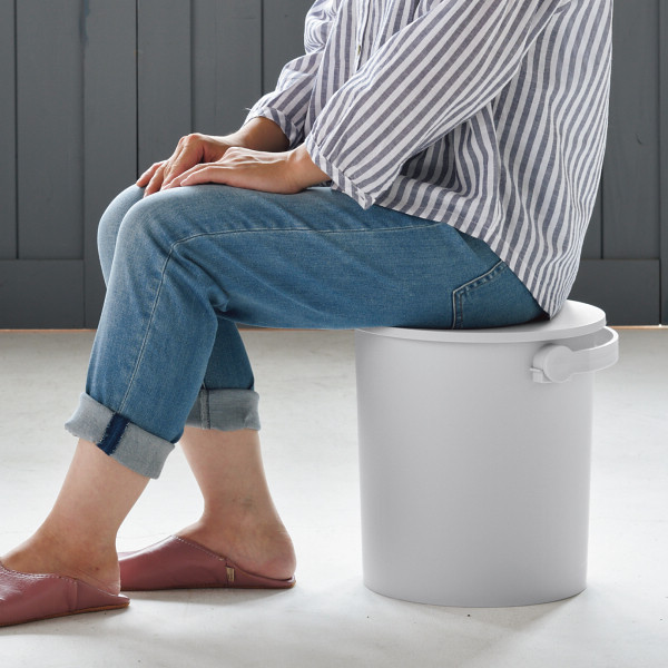 座れるバケツ型収納ボックス（１０ｌ） ホワイトのサムネイル画像1