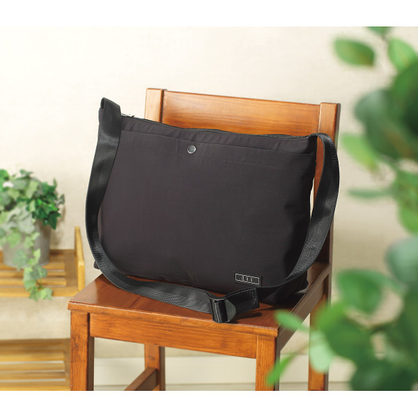 アー・ヴェ・ヴェ　ショルダーバッグ ブラックのサムネイル画像2