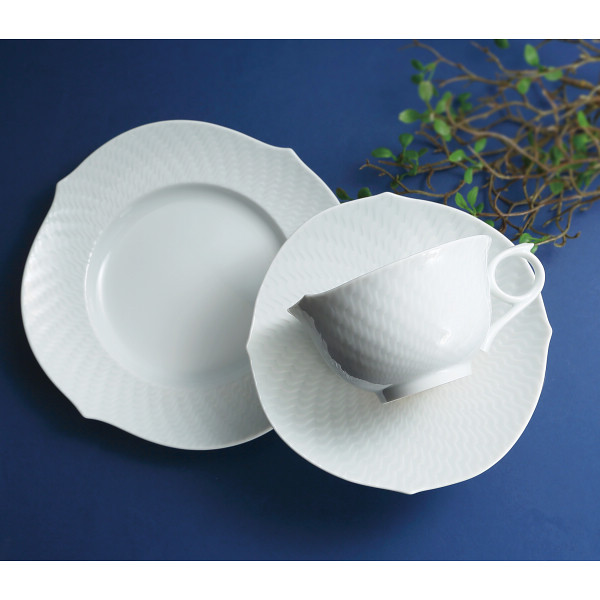 マイセン　波の戯れ　ホワイト　ティーカップ＆ソーサー＆ケーキプレートセットのサムネイル画像1