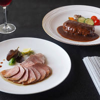 「ブラッセリートモ」黒毛和牛のローストビーフとハンバーグ