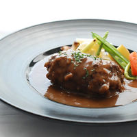 「ブラッセリートモ」黒毛和牛煮込みハンバーグマルサラ風味