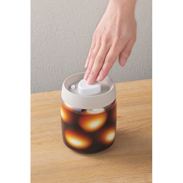 押すだけ簡単！真空保存容器（９００ｍｌ）のサムネイル画像1